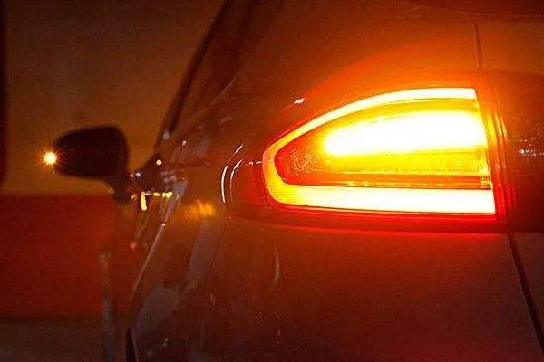 粘汽車轉向燈用什么膠水好,瞬間膠水,瞬間膠